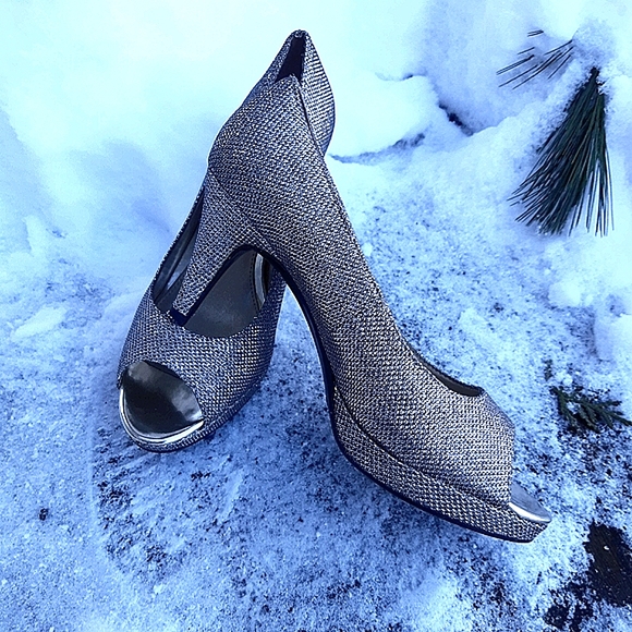 πβ¨οΈ BANDOLINO Silver Sparkly Metalic Pumps - Picture 6 of 13